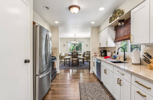 Big Bear Lake House | ACROSS FROM LAKE! 230 FIVE STAR REVIEWS! JACUZZI, POOL TABLE, PACMAN, EV CHARGER