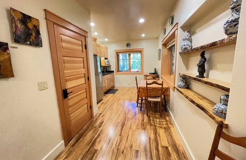 Siskiyou-Hargadine Historic District Apartment | Adjacent to Downtown Ashland and Lithia Park, Lithia Park Suite 2