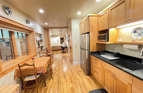 Siskiyou-Hargadine Historic District Apartment | Adjacent to Downtown Ashland and Lithia Park, Lithia Park Suite 2