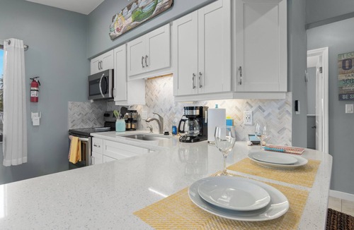Sarasota Condo | Adorable two bedroom one bath condo walk to the beach and st Armand’s circle