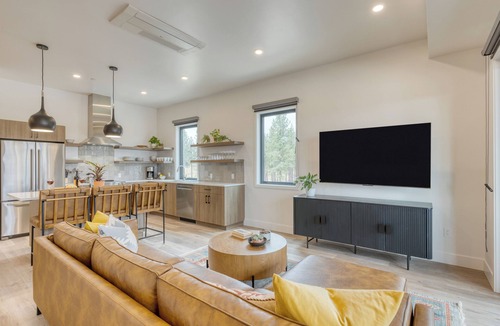 Bend House | Aerie Sleek 6 Unit Buyout | 6 Units, 15BDR | Deck, Hot Tub, Views, Near Old Bend