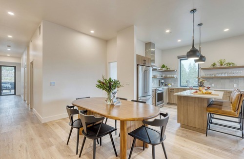 Bend House | Aerie Sleek 6 Unit Buyout | 6 Units, 15BDR | Deck, Hot Tub, Views, Near Old Bend