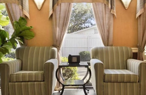 Mary Esther Hotel | Affordable Room | Near Oak Tree Nature Preserve | Free On-Site Parking!