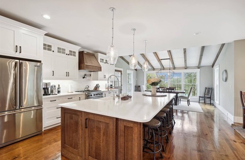 Stowe Hollow House | Alces Lodge: 5 br luxury new build, pond, firepit, a/c, 2 fireplaces, close to town