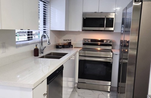 West Little River House | Amazing 3-bedroom, 3 bathrooms house sleeps 11, with Jacuzzi vibrant Miami