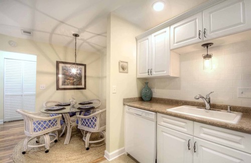Demere Park Condo | AUGUST DEAL! GROUND FLOOR-CLOSE TO BEACH VILLAGE PIER RESTAURANTS. DOG FRIENDLY!
