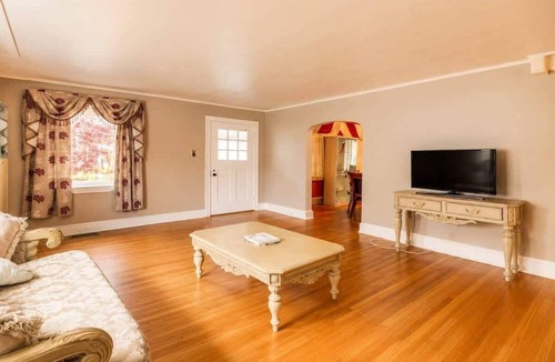Upper Darby House | August Promo! 4 BR House near UPENN and CHOP