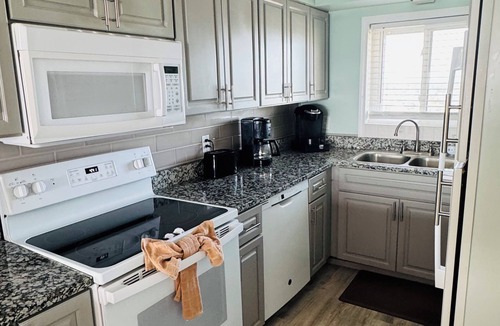 Biltmore Beach Condo | AWESOME AUGUST DEAL: 8/22-8/29=1250 Total! 5star/Beachfront/FREE Beach Chairs!