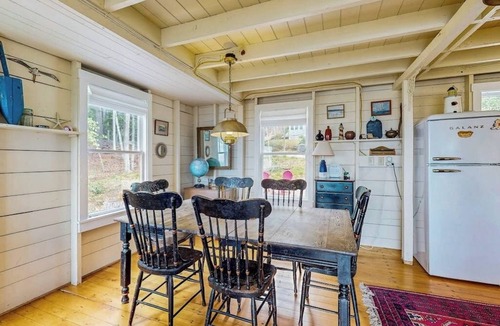 Boothbay Harbor Cabin | Bayfront cottage with fantastic views & minutes to downtown - Dog-friendly