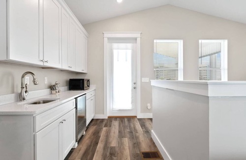 Holiday Beach House | Beach Days & Sunset Nights – Hot Tub, Arcade, Fire Pit, Sun Deck, BBQ grill
