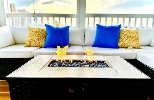 Holiday Beach House | Beach Days & Sunset Nights – Hot Tub, Arcade, Fire Pit, Sun Deck, BBQ grill