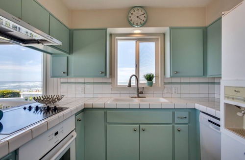Waldport House | Beach Front Panoramic Vistas! Miles of Sandy Beach! Hot Tub! Dog Friendly!