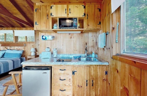 West Southport House | Beachfront Delight with detached guesthouse, private beach access, Dog-friendly