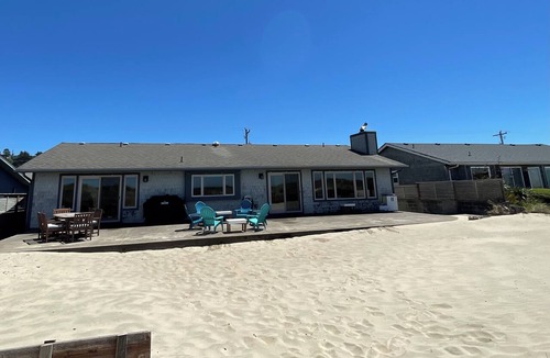 Bayshore House | BEACHFRONT LIVING! Spacious Single-level, w/3BD, 3BA, Fenced Courtyard. Dogs OK