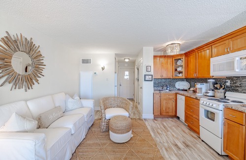 Panama City Beach Apartment | Beachfront Studio, Free Beach Service included with stay