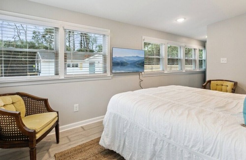Buckroe Beach House | Beachside Escape: 1/2 mile from beach for family getaway