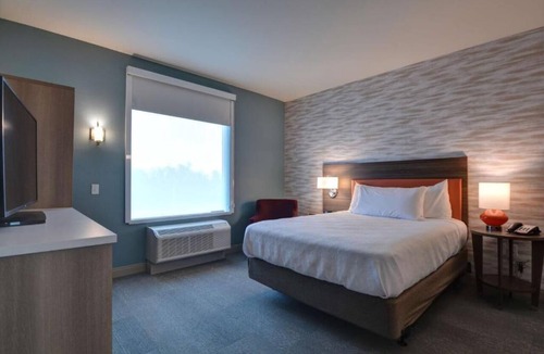 Upper Grand Lagoon Hotel | Beachside Suite | Pool & Gym Access | Free Breakfast Included