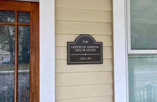 Old East Hill House | Beautiful Historic Downtown Pensacola Charmer Hot Tub BBQ