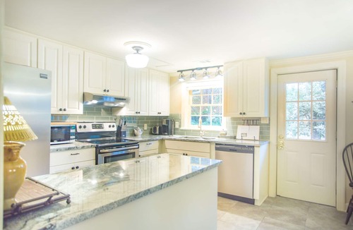 Historic Downtown Savannah House | Beautiful Home Overlooking Chatham Square w/Parking by Lucky Savannah