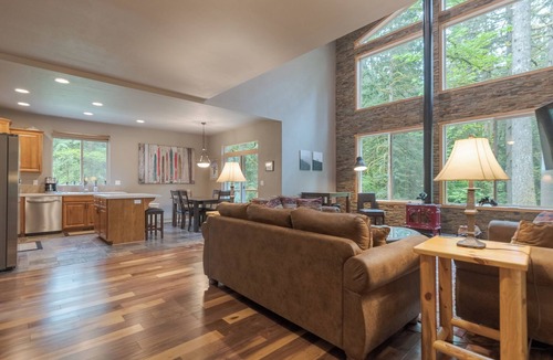 Zigzag Ski Chalet | Beutiful mountain cabin, hot tub, big deck, 3rd night free before 9/4/26