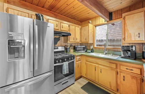 Big Bear City Cabin | Big Bear Lake 2 Miles Hottub Arcade Games Poker Firepit BBQ