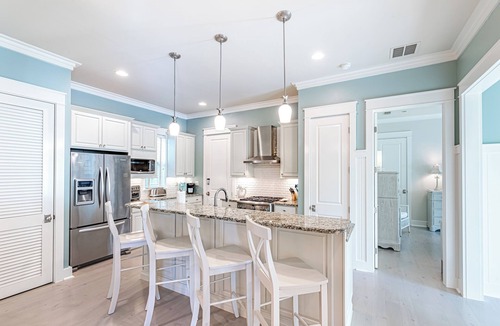 Watercolor House | Bikes, Wet Bar, 2 King Bedrooms~Walk to Seaside