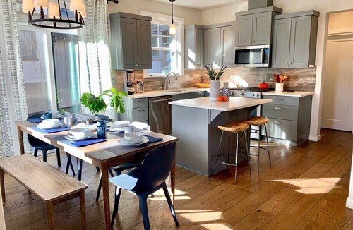 Sagewood House | Bluebird Day - River Trail House, Enjoy a cozy retreat in Bend, OR.
