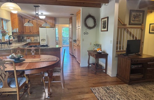Jackson House | Boho Farmhouse in Historic Gold Country: Great for Large Families or Groups!