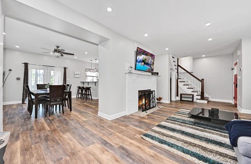East Lansdowne House | Book Now, Lounge & Cozy Pergola Vibes Lounge & Grill, Sleeps 12