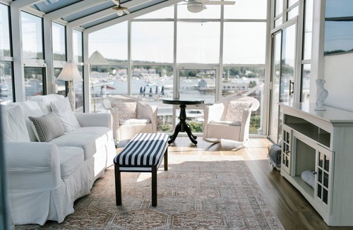 Boothbay Harbor Hotel | Boothbay Harbor King Suite – Room 11 at Admiral's Quarters Inn