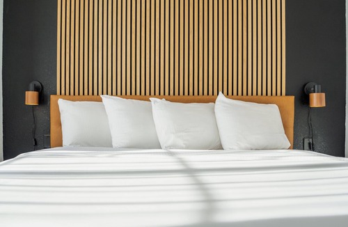 Bentonville Hotel | Boutique Bentonville Hotel Single King Unit - 24/7 Gym, Free Hot Breakfast + Wif