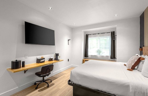 Bentonville Hotel | Boutique King Suite — On-Site Dog Park, Bike Storage, Espresso Bar
