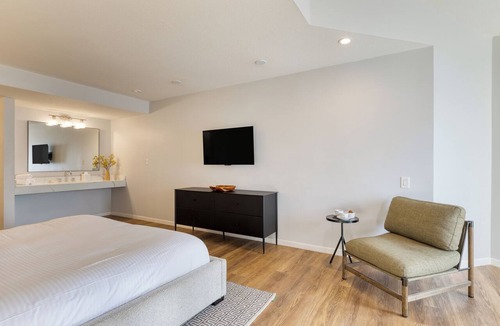 Diamond Crestview Hotel | Boutique Stay near Beach | Pool + Spa + Rooftop Ocean Views | Walk to Dining