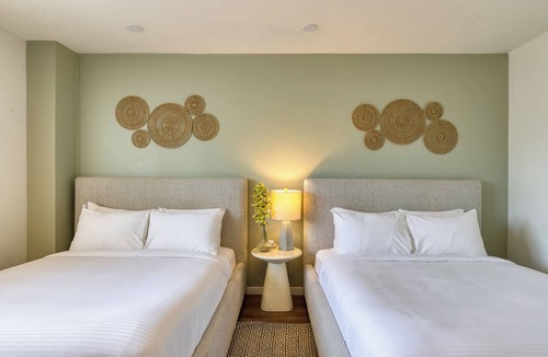Diamond Crestview Hotel | Boutique Stay, Pool + Hot Tub, Rooftop, Walk to Beach | The Mara by AvantStay