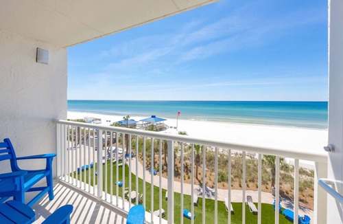 Fort Walton Beach Hotel | Bright Beach Room with Swimming Pools Near Okaloosa Fun Spots | 4 Units