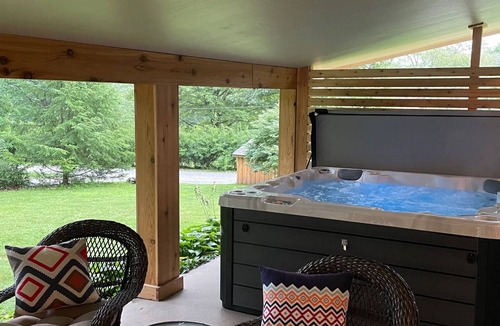 Donegal Ski Chalet | Bright & Clean Chalet with Hot Tub