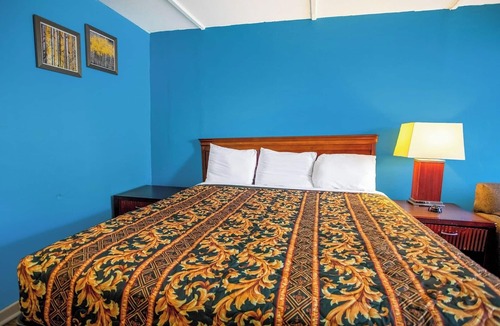 Kernersville Hotel | Budget Friendly Room Near Historic Korner’s Folly | Free Parking
