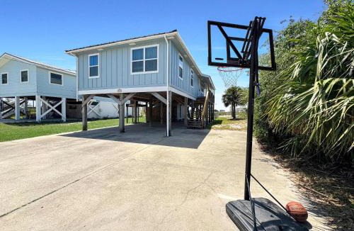 Fort Morgan Pines House | Bungalow by the Bay with FREE ACTIVITIES