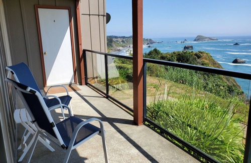 Brookings Condo | "By The Sea" Oceanfront Updated Rainbow Rock Condo, Spectacular Views, 1st Floor