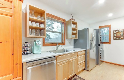 Rogers Cabin | Cabin on Beaver Lake w/Views & Furnished Deck!