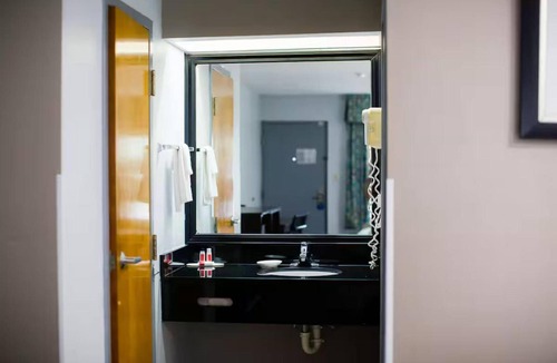 Mary Esther Hotel | Calming Double Queen Bed Room | Near FWB Medical Center | Free On-Site Parking