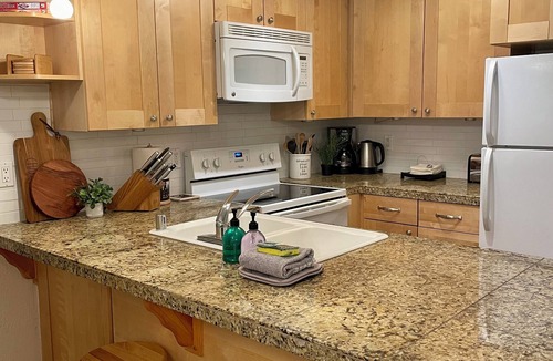 Mammoth Lakes Condo | Canyon Lodge CHAMONIX Condo. Minutes Walk From Lifts.