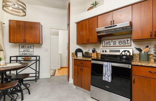 West Linn House | Captivating and Charming Retreat, Game Rooms, Pool Table, Foosball, 20 Min to Portland