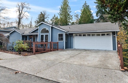West Linn House | Captivating and Charming Retreat, Game Rooms, Pool Table, Foosball, 20 Min to Portland