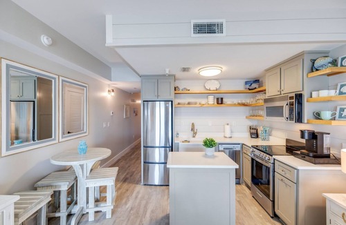 Sunnyside Condo | Carillon Beach, gorgeously upgraded, lake view, beach chair service included