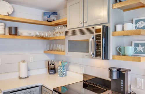 Sunnyside Condo | Carillon Beach, gorgeously upgraded, lake view, beach chair service included