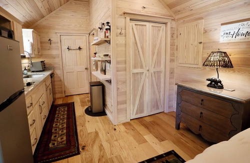Highlands House | Carolina Cozy: Easy Walk to Main Street | Adorable Tiny Home w/Screened Porch