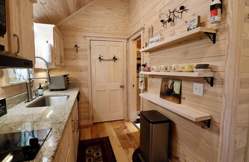 Highlands House | Carolina Cozy: Easy Walk to Main Street | Adorable Tiny Home w/Screened Porch