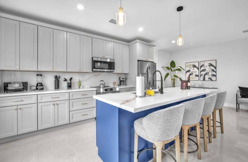 West Little Havana House | Casa Bella l Sleeps 10 l Near Freedom Park & MIA