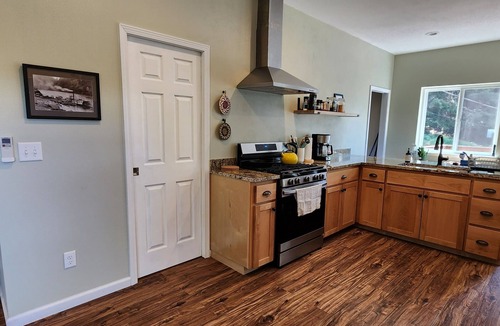 Umpqua House | Charming 2-bedroom bungalow in Wine and Fishing Region
